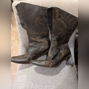 Vintage-Style Brown Mid-Calf Heeled Button Boots